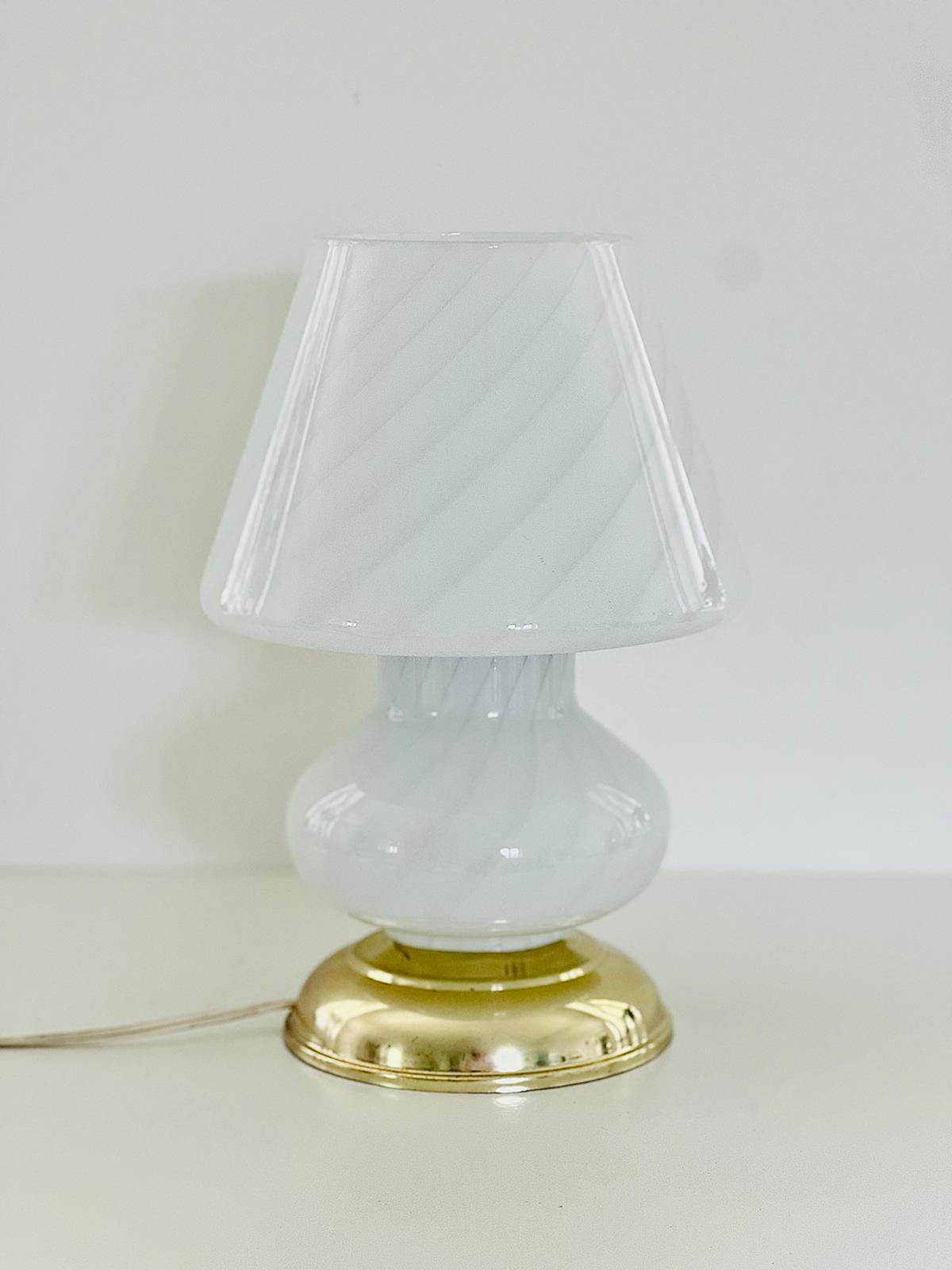 Hvid swirl Vetri Murano lampe med messing fod H:25cm