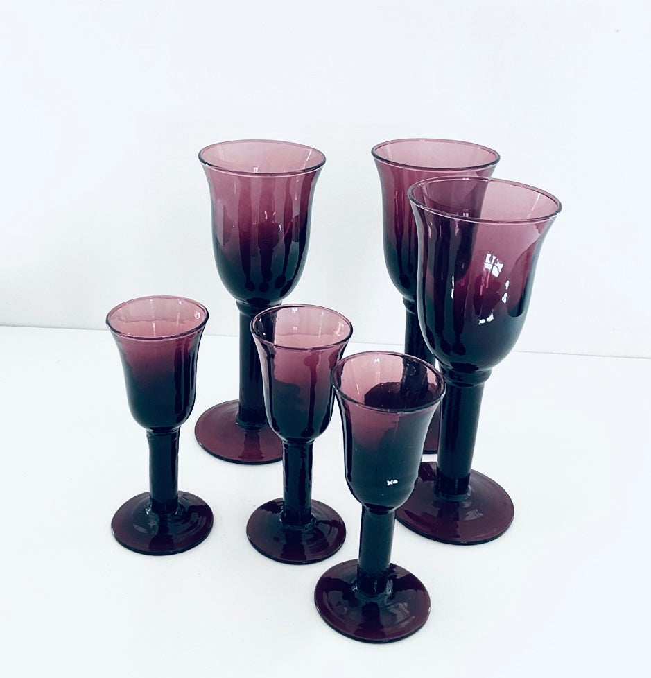 10 vinglas og 10 dessert glas i den skønneste violette farve